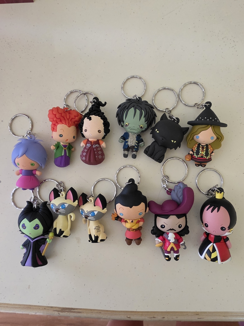 Cute Assorted Disney Villains And Hocus Pocus Keychain Set - Multicolor